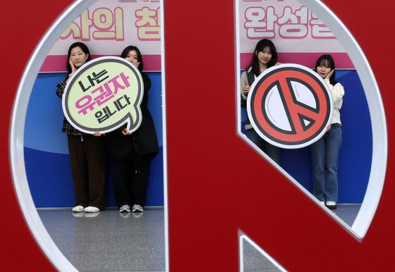 선거구 내 단체에 책 뿌린 대전 서구청장 예비후보 검찰 고발