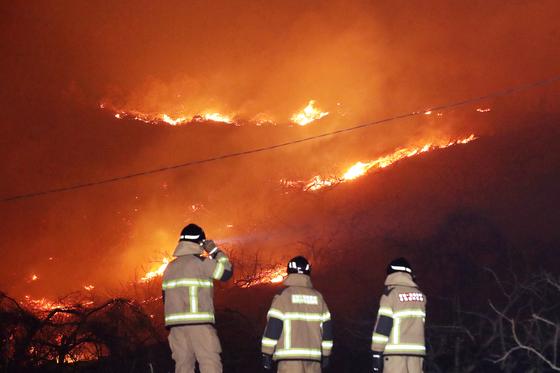 강풍에 확산되는 밀양 산불