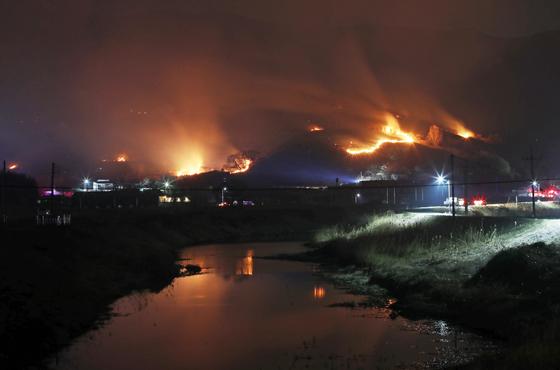 밀양 산불 진화율 51%…'산불확산대응 2단계' 일출 동시 헬기 31대 투입