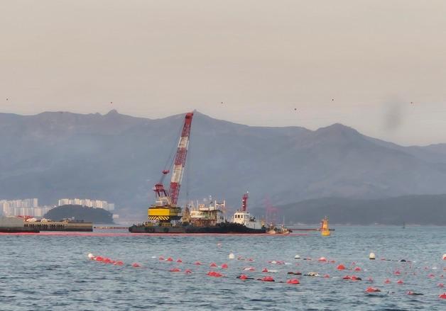 창원 실리도 해상서 바지선이 고압선 절단…섬 43가구 정전