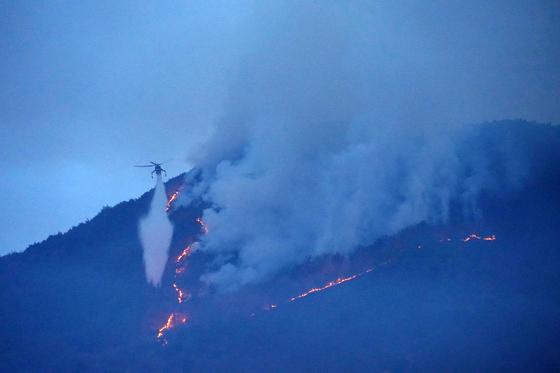 밀양 산불 진화율 70%…헬기 34대 투입 진화 중