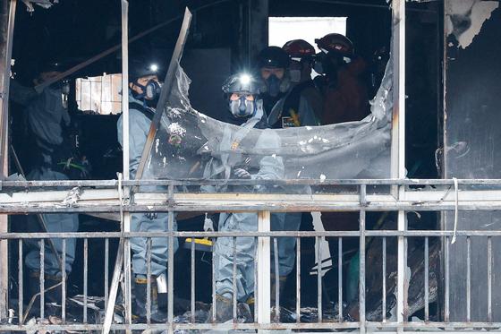 "숨이 안 쉬어져요"…은마 화재 최초 신고자는 '숨진 여학생'