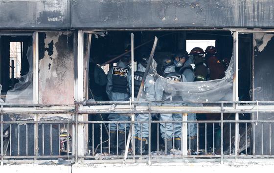 화마 속수무책 은마…스프링클러 없고 주차난에 소방차 막혀