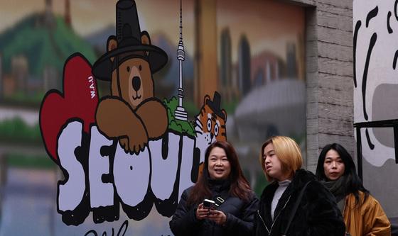 이 대통령 "외국인 관광객 80%가 서울 편중…지방중심 대전환 필요"