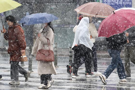 [뉴스1 PICK]전국에 눈·비…'퇴근길 빙판길·교통혼잡 비상'