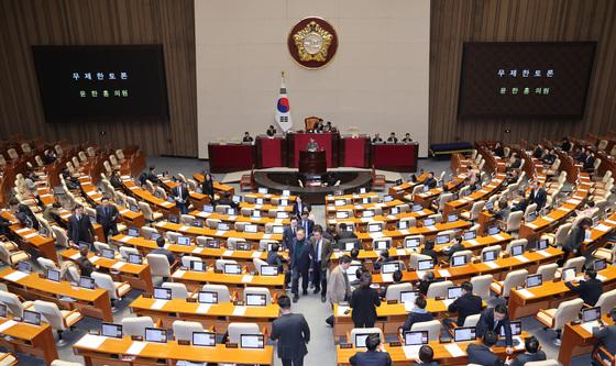 다시 시작된 필리버스터, 퇴장하는 與