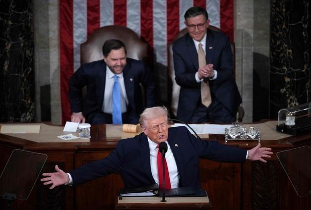 트럼프 국정연설, 11월 중간선거 예고편…美언론 "남탓·생색 일색"