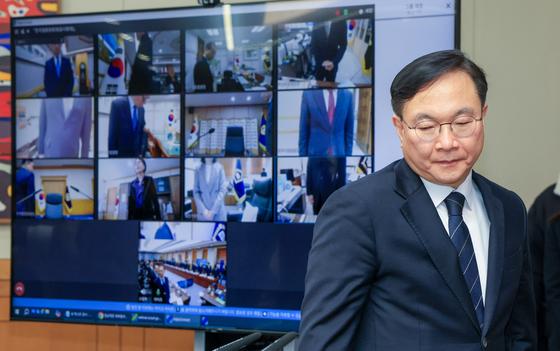 與 "박영재, 대법관직도 내려놔야…조희대도 사퇴하길"(종합)