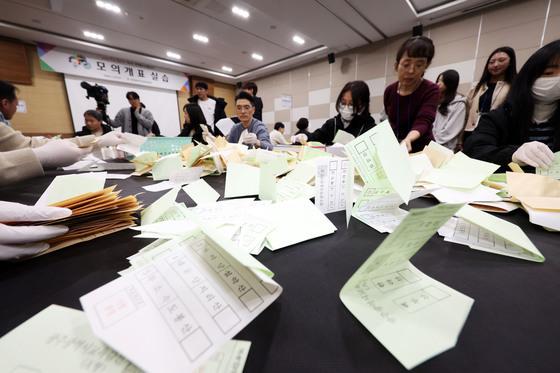 지선 D-98, 실전 같은 모의 개표…"투표지 많아 세심한 관리 필요"