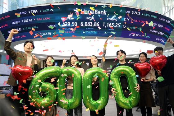 [뉴스1 PICK]코스피, 사상 최초 6000선 마감 '개미군단의 힘'