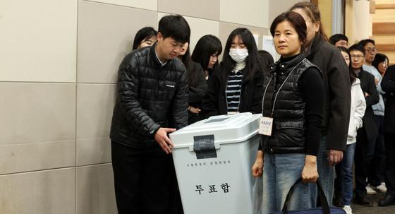 사전투표함 받침대 투명 재질로 교체…부정선거 의혹 차단