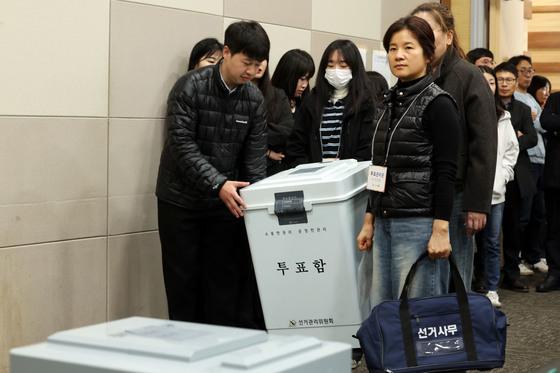 사전투표함 받침대 투명 재질로 교체…부정선거 의혹 차단