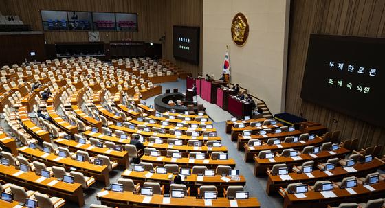 법왜곡죄 필버 16시간째…野 "사법 테러" 與 "최소 견제"