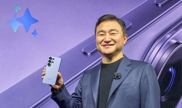 갤럭시 S26 손에 든 노태문 사장