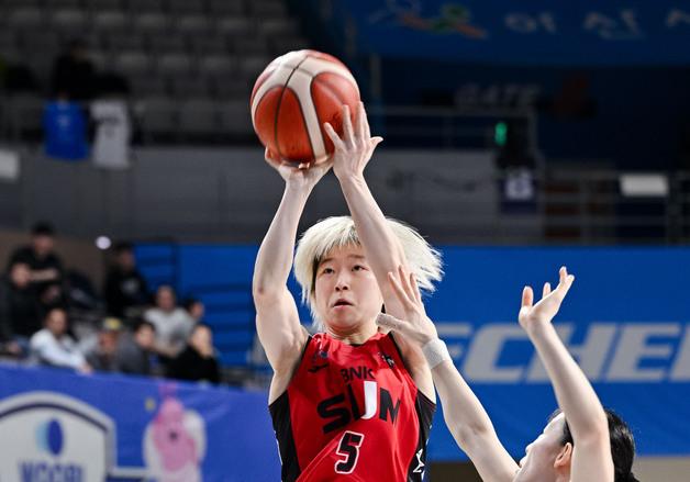 '안혜지 20점' BNK, 우리은행 4연패 몰아넣고 4위 도약