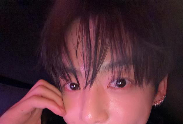 '3월 컴백' BTS 정국, 충혈된 눈·손하트 셀카 "열심히 할 것" [N샷]