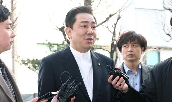 김병기 첫 경찰 출석 "의혹 말끔히 해소해 명예 회복할 것"