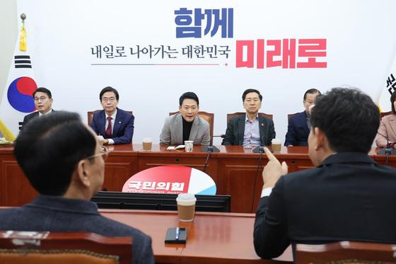 지지율 바닥 모를 국힘…'집토끼' 보수층 이탈도 뚜렷