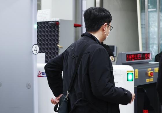 '북한 무인기 침투' 대학원생 구속영장 심사 출석