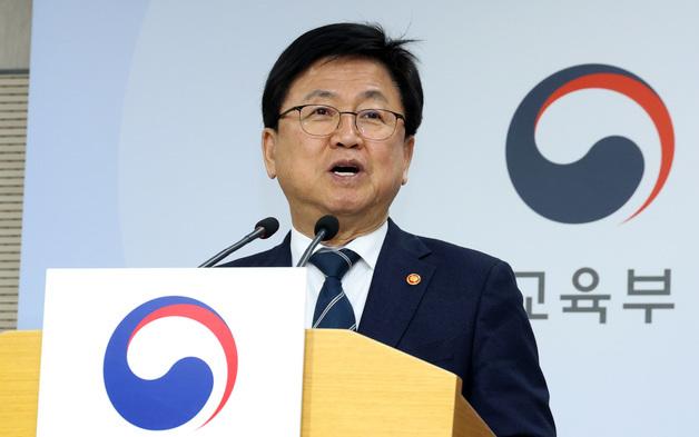 교육장관-학교현장, 교복제도 간담회…'등골 브레이커' 해법 찾기 