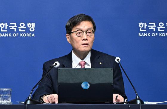 '성장 2%' 상향에도 웃지 못하는 韓경제…'반도체 독주' 속 K자형 양극화