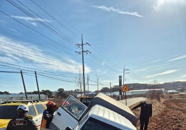 논산 광석면서 1톤 트럭 수로에 빠져…70대 여성 운전자 중상