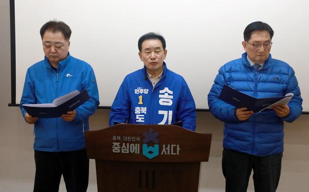 민주당 충북지사 예비후보들, 신용한 '경력' 싸고 공방