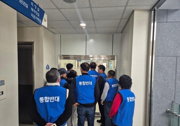 유의식 완주군의장, 불출마 회견 취소…동료 의원들이 막아