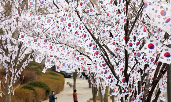 용산 효창공원, 3·1절 기념 태극기 단장