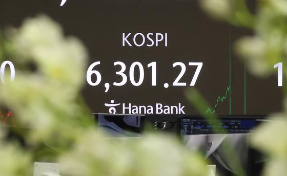 "투자 문의에 밥 먹을 시간도 없어"…은행 '큰손' 뭉칫돈도 증시로 몰린다