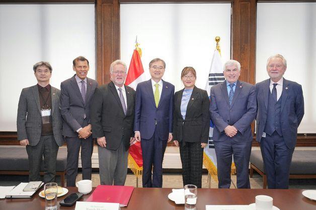 조현 외교장관, 캐나다 상원의원단 면담…전략적 협력 강조