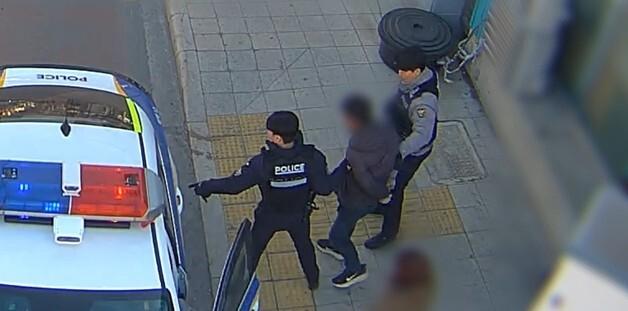 흉기 들고 시내서 소란, 경찰에 흉기 던진 60대 남성 검거