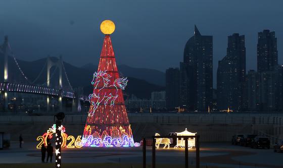 환하게 불 밝힌 정월대보름 'LED 달집'