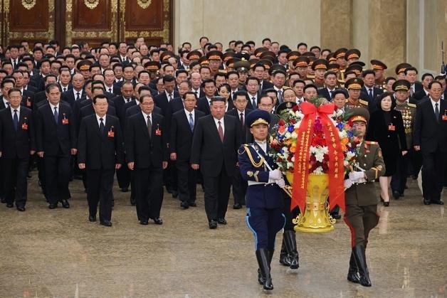 당 대회 마친 김정은, 금수산태양궁전 참배…새 지도부 동행