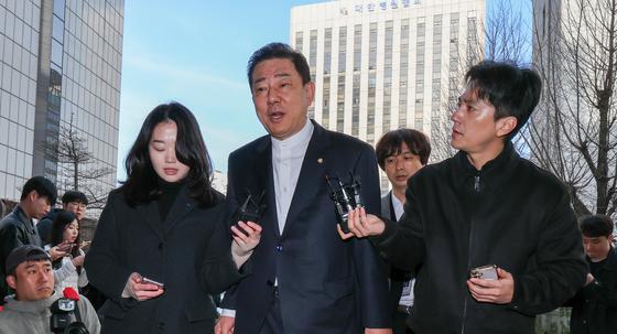 경찰, 김병기 '차남 취업 청탁' 뇌물죄 검토…대가성 관건