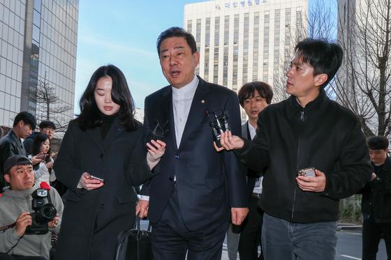 경찰, 김병기 '차남 취업 청탁' 뇌물죄 검토…대가성 관건