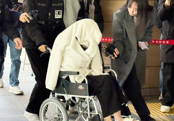 '반포대교 추락' 포르쉐 운전자에 약물 건넨 간호조무사 구속영장