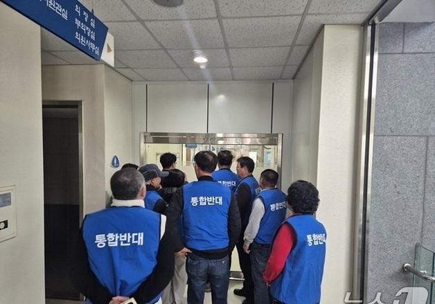 완주군의회서 경찰관 머리 잡아챈 '통합 반대' 군민…경찰 수사 착수