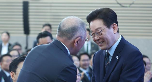 정의선 두손 맞잡은 李…"정주영 회장도 자랑스러워할 것" 