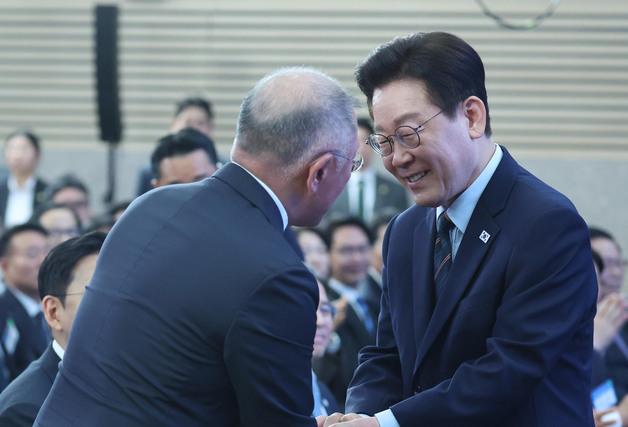 정의선 두손 맞잡은 李…"정주영 회장도 자랑스러워할 것" 