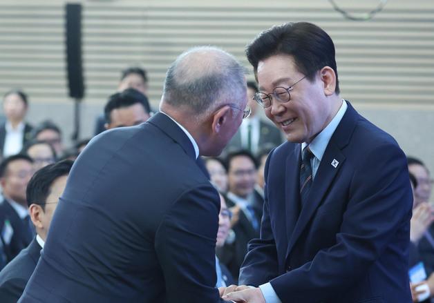 정의선 두손 꼭 맞잡은 李대통령…"정주영 회장도 자랑스러워할 것" 