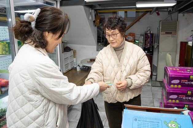 "반찬·학원비 등 가계비 부담에 도움"…남해군 농어촌 기본소득 지급 첫날