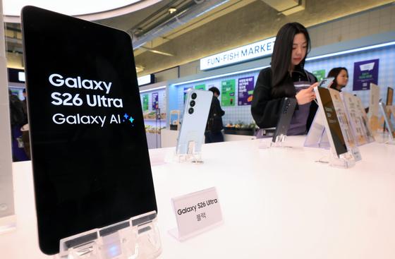 '갤럭시 S26' 사전예약 시작…유통업계, '고객 잡기' 총력
