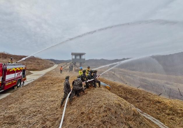 육군 1사단, 봄철 DMZ 산불 대비 훈련…소방당국과 공조 강화