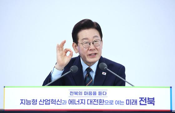 李대통령 "새만금, 시대상황 맞게 현실적 조정…돈 다른데 쓰면 좋겠다"