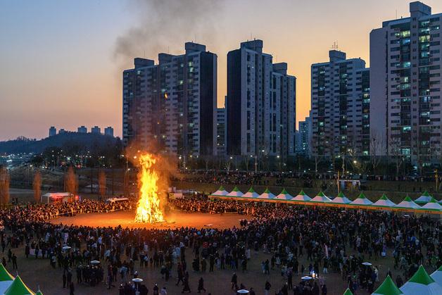 "보름달 보며 액운 날리고"…자치구 정월대보름 행사 잇따라[서울in]