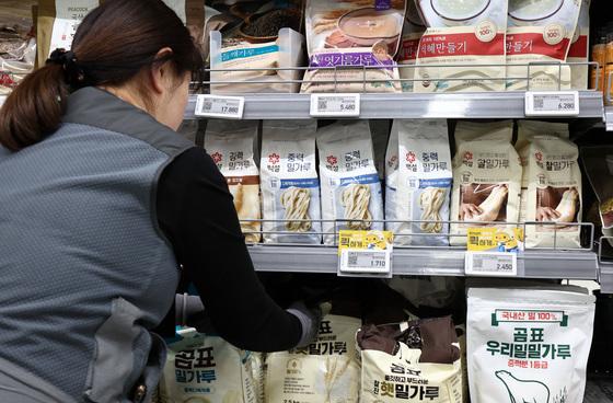 빵값 내리자 라면·과자도?…정부 물가 압박에 식품업계 촉각