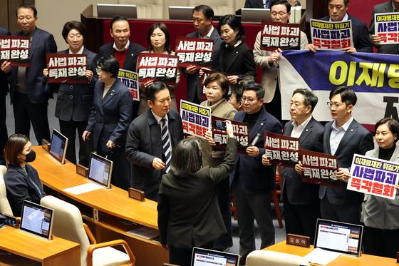 국민의힘 피켓 농성 지나는 정청래 민주당 대표