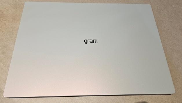 [써봤구용] "가벼움이 전부?"…외관·내실 다 잡은 2026년 LG 그램