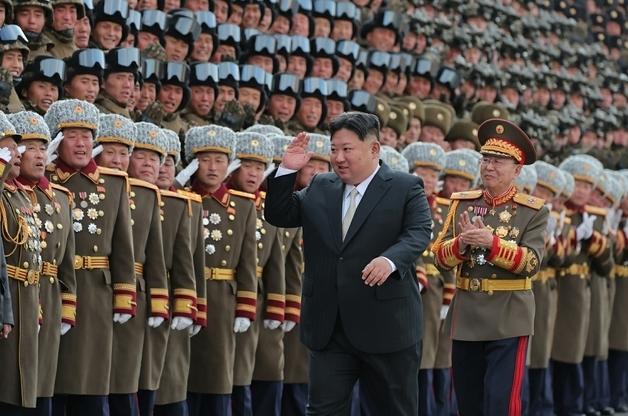 北 김정은, 당대회 직후 '군 결속' 행보…열병식 기념촬영·신형 저격소총 수여